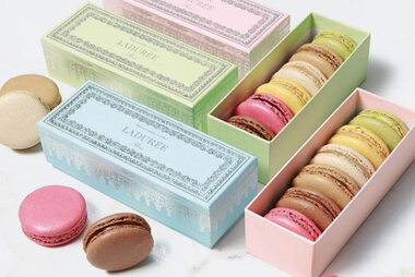 related-corporate-news-landscape-napoléon gift box of 6 macarons ambiance.jpg